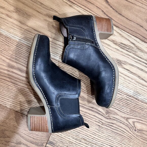 Dansko Heeled Booties, size 38/ 8, black leather - Picture 1 of 4